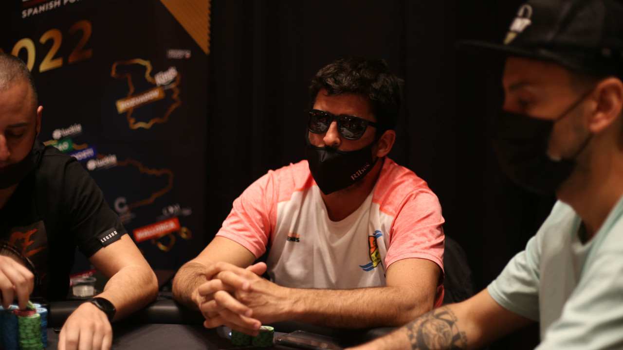 Sam esquiva la eliminación ante Francesco Morales