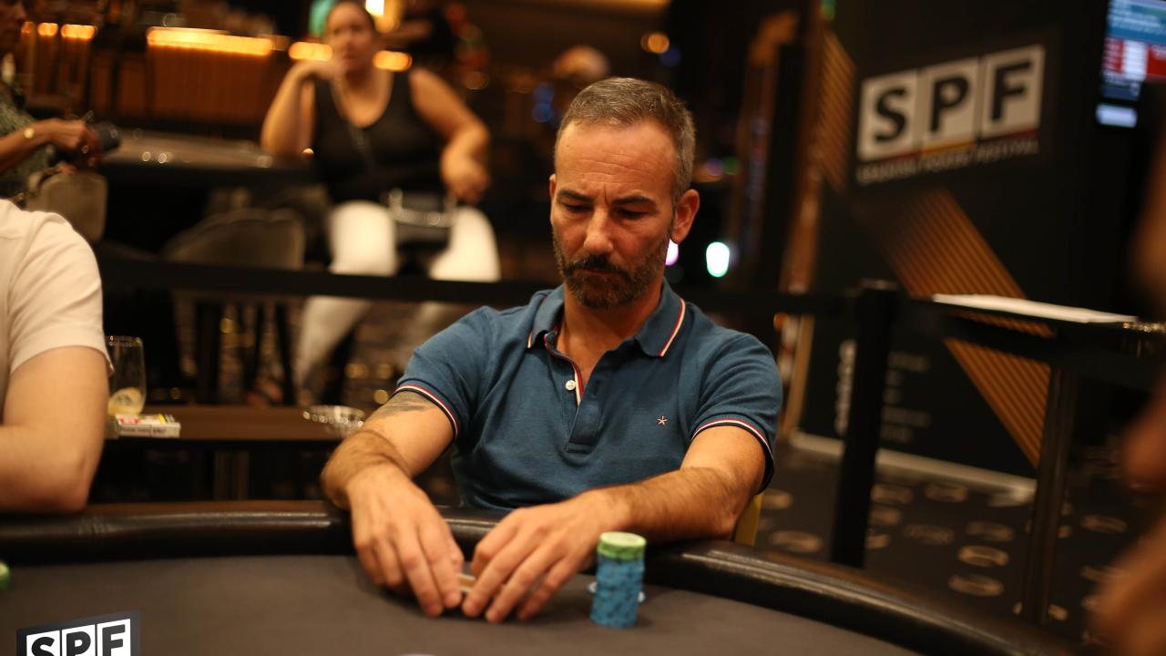 José Cortina se dobla en una blind war