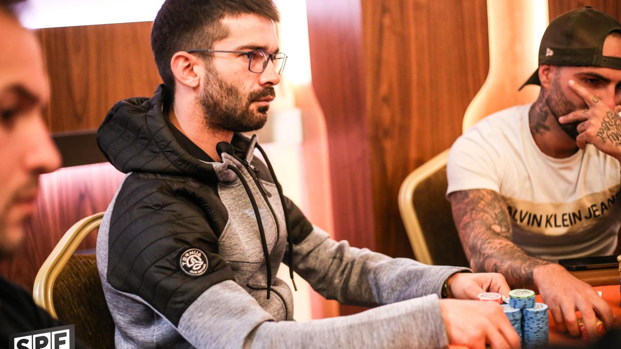 Un riverazo permite a Aitor Flores eliminar a un jugador