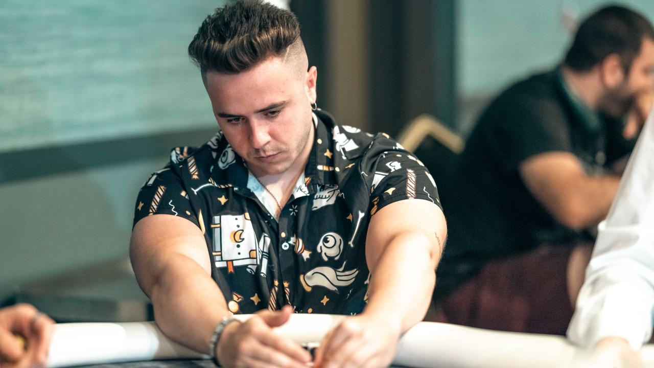 Entrevista con Adrián Viñuela tras bustear el Día 1B del Main Event