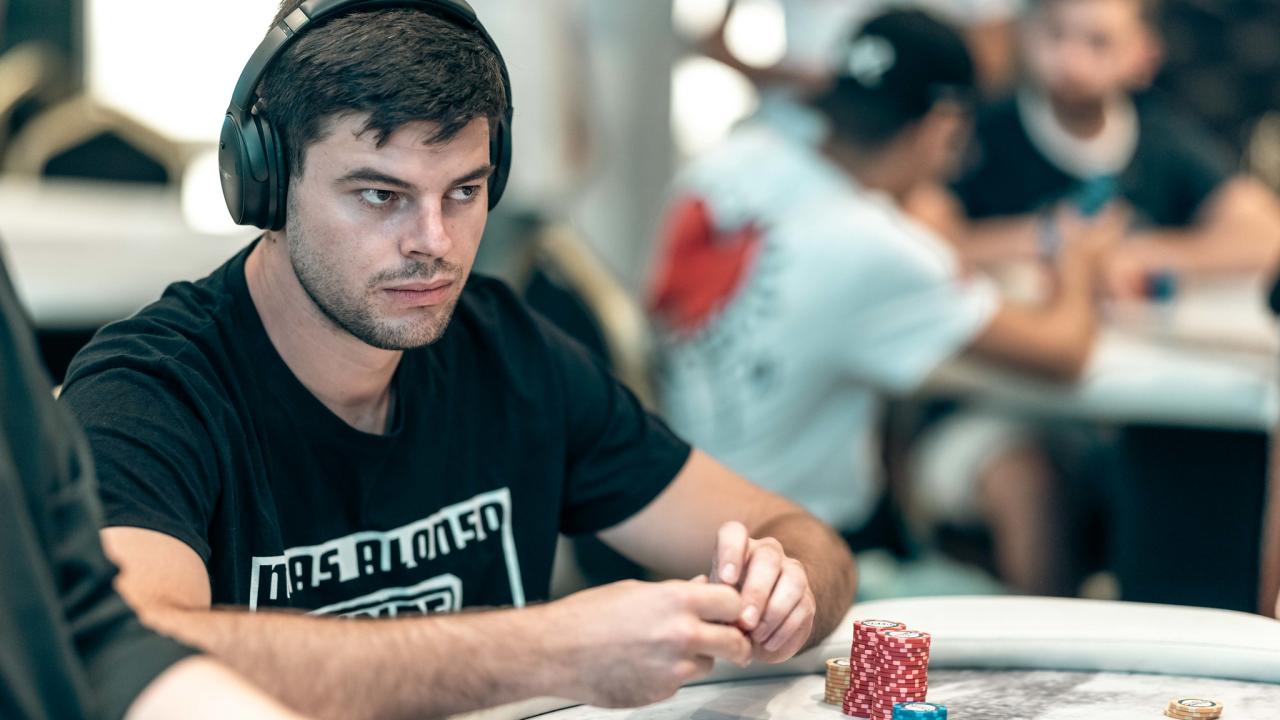 Daniel Contreras se da de bruces contra Tomasz Zydorczyk
