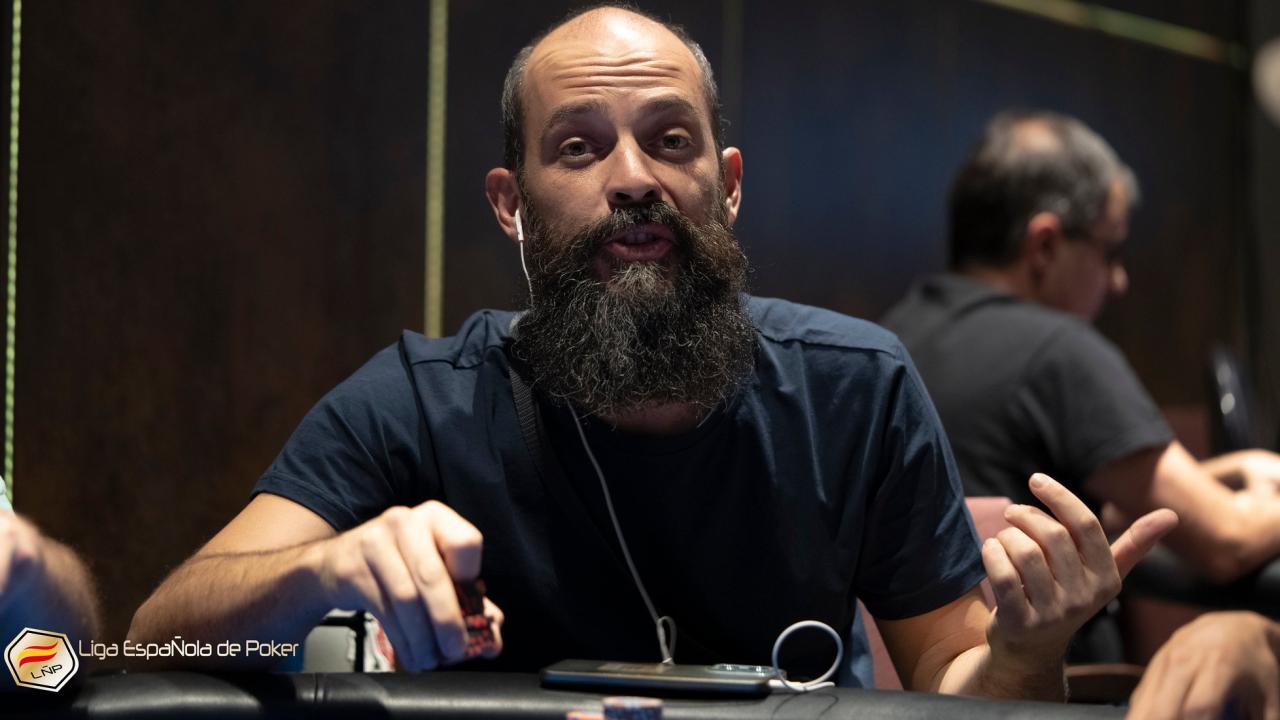 José González bustea en las últimas manos de una forma muy dura