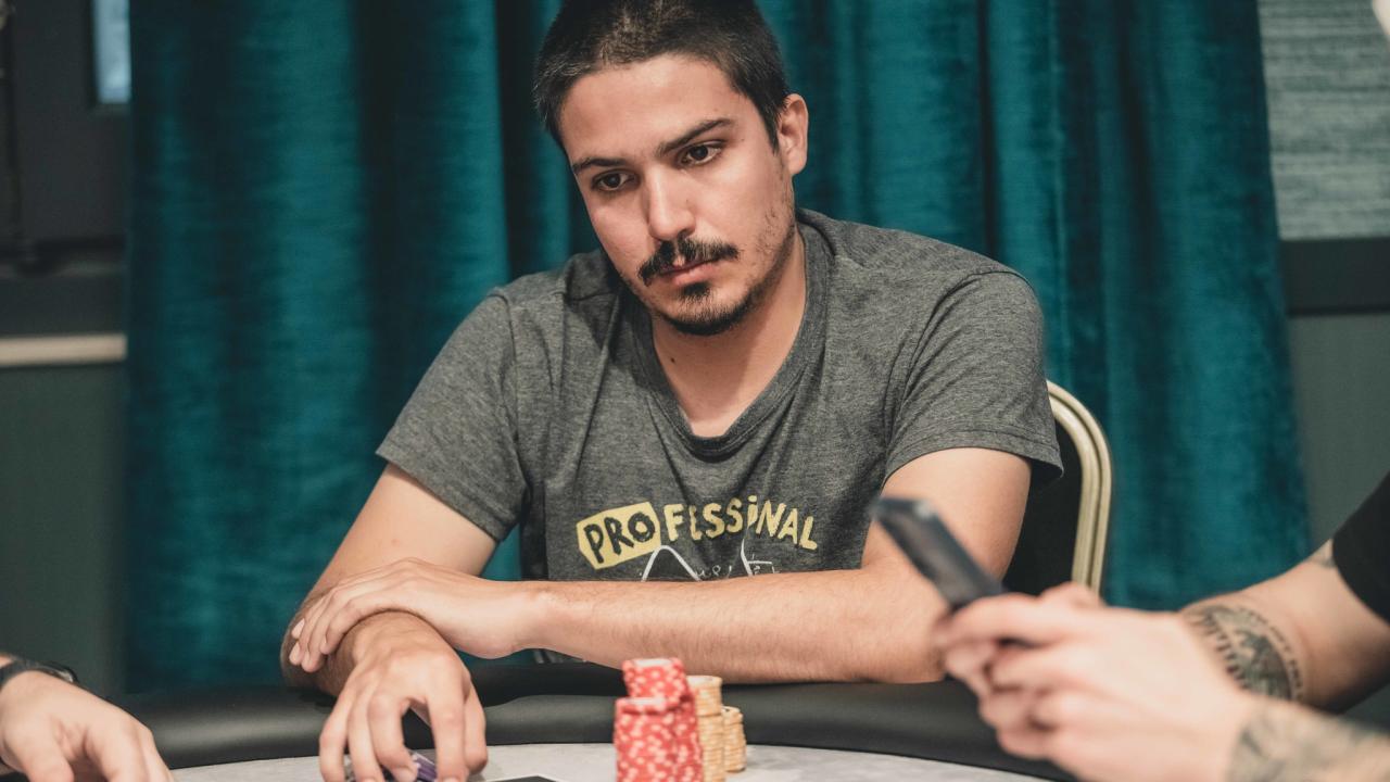 Albert Velasco sufre para doblarse, pero lo consigue.