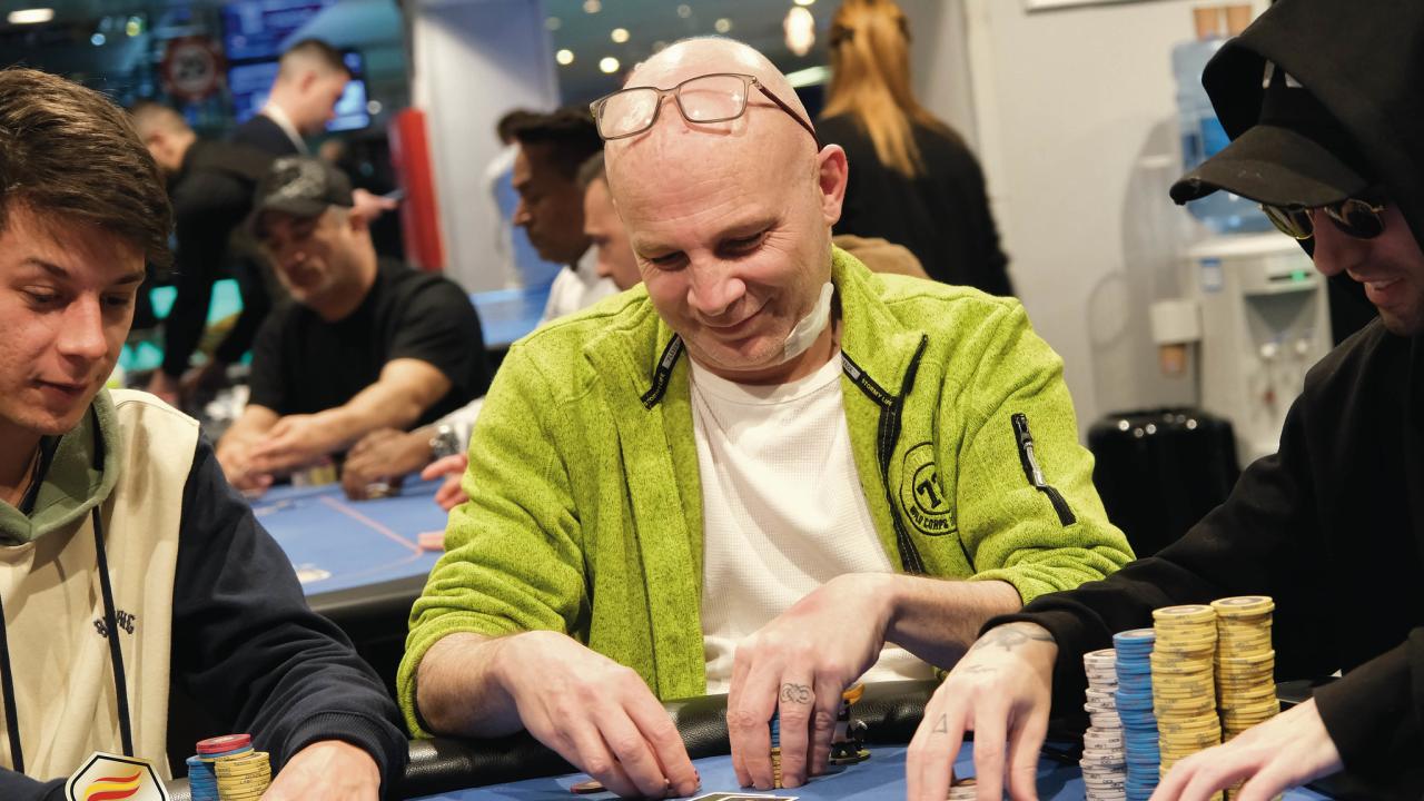 Ricard Bozicevich "Conejoloko" tira de magia para doblarse