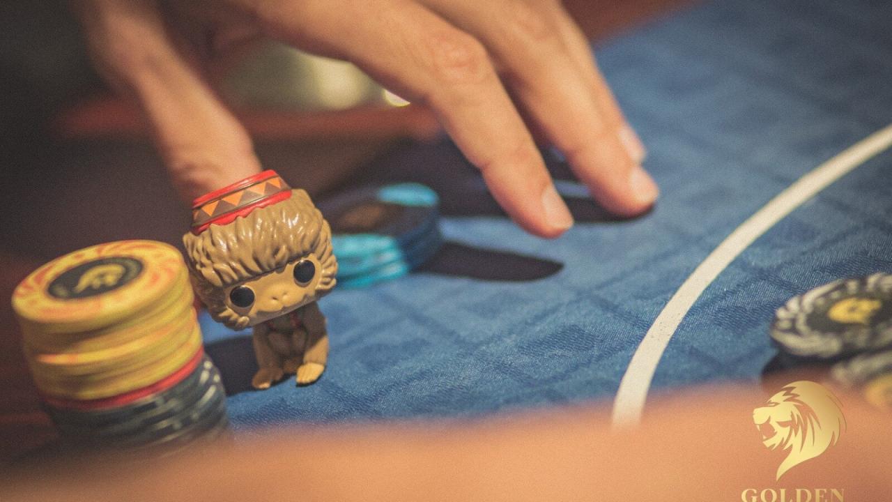 Raúl Ruiz manda a un rival al rail