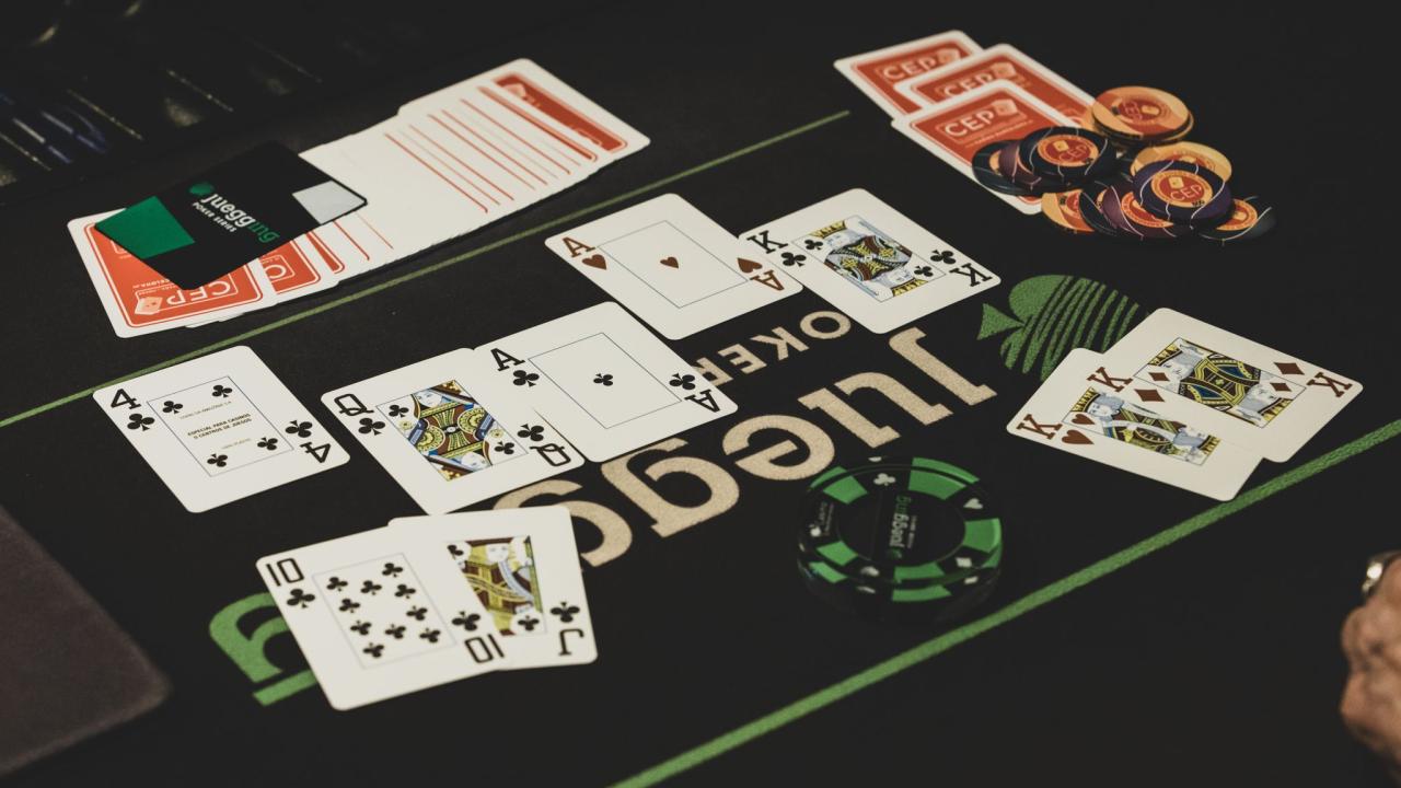 La mano de la noche: ¡Escalera real para que Grubi se mantenga vivo en el torneo!