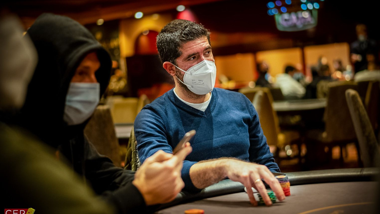Miguel Ángel Moreno acaba all in con el típico set over set en flop