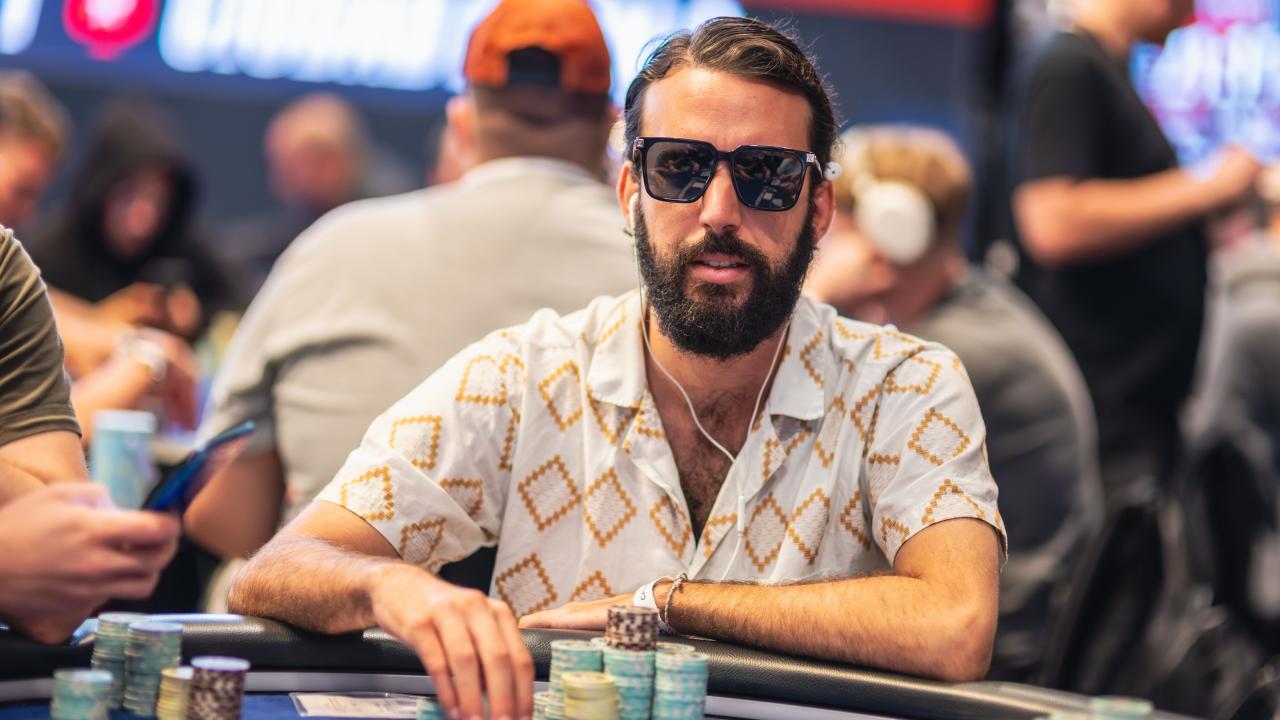 Manu Bardón se lleva por delante a Estanislao Pérez