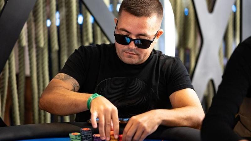 German Zafra 'Getzupoker' se dobla en su primera mano del día