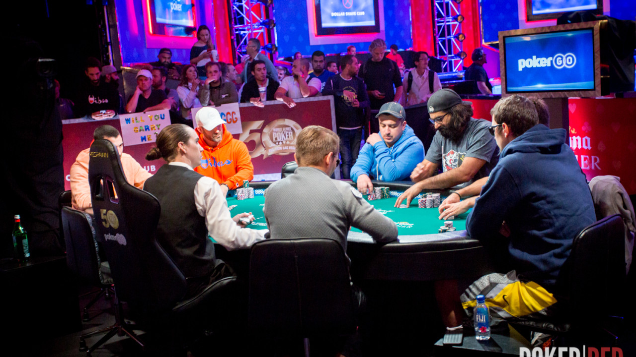Cuatro eliminaciones más en el Main Event. 17 left. 
