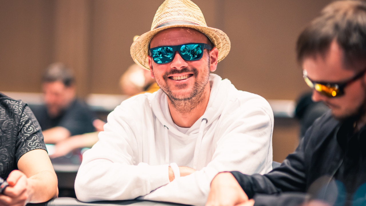 Encontronazo de 'Garu' contra Mikita Badziakouski que termina en split pot
