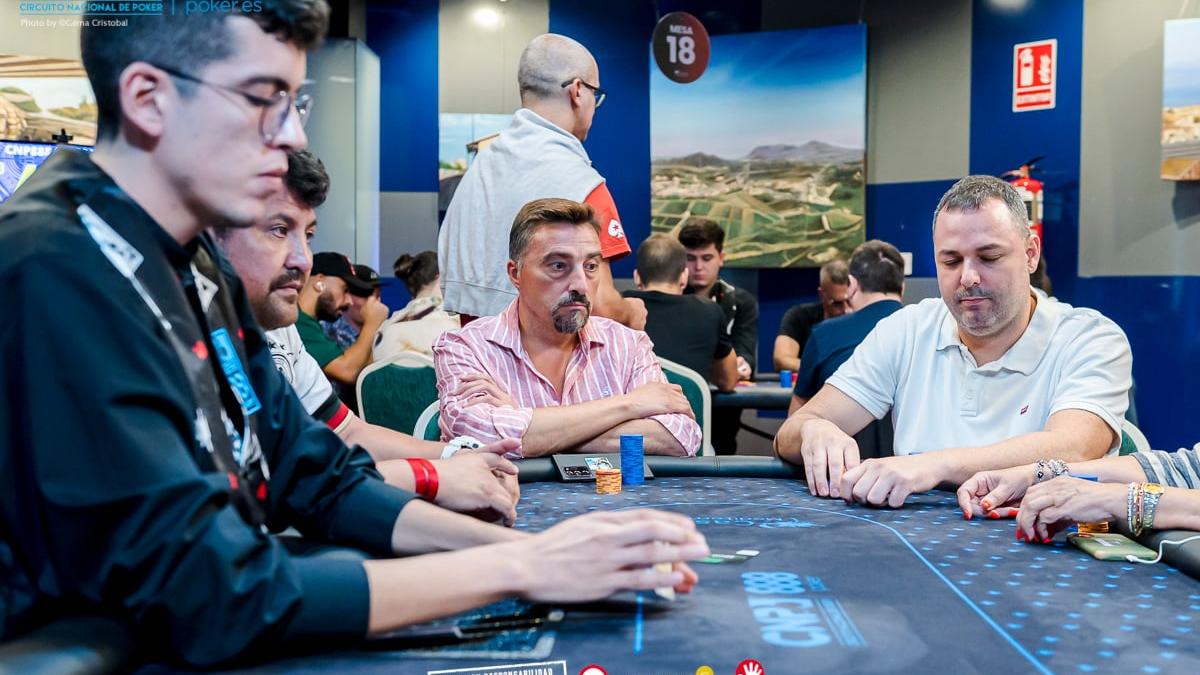 Punterazo por la escuadra de David Illán