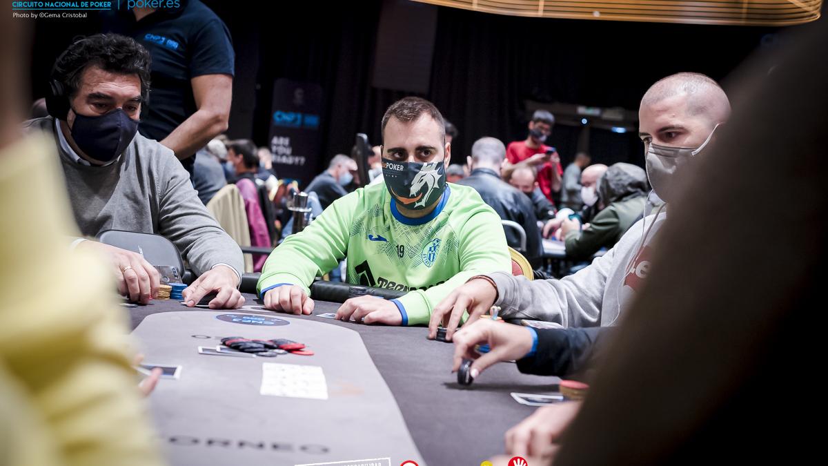 Dani Monforte pasa por caja