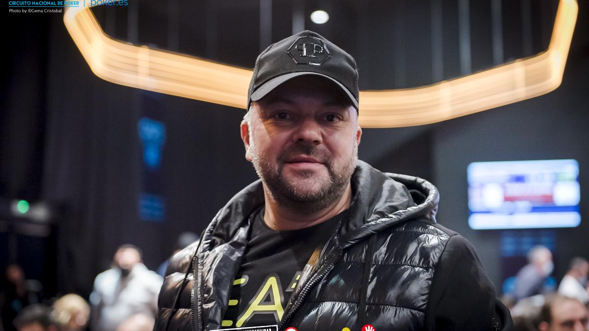 Julián Enache es el líder de los 119 supervivientes del Main Event Día 1C