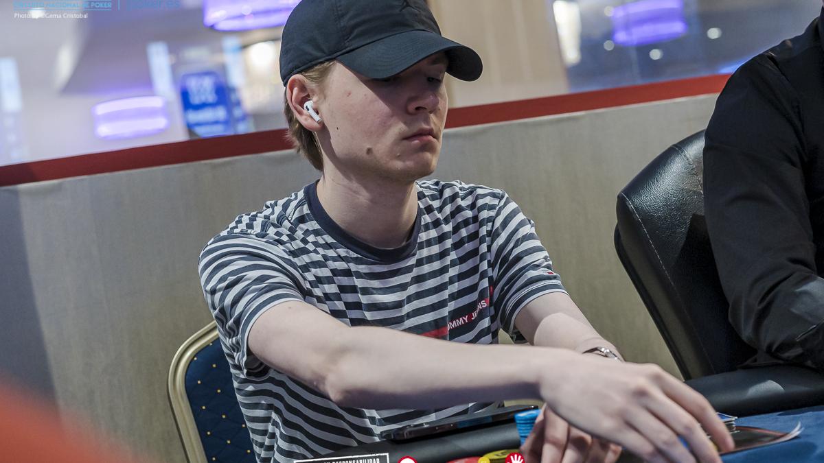 El ganador del opening Tom Arovaara, luchando por el doblete en el High Roller.