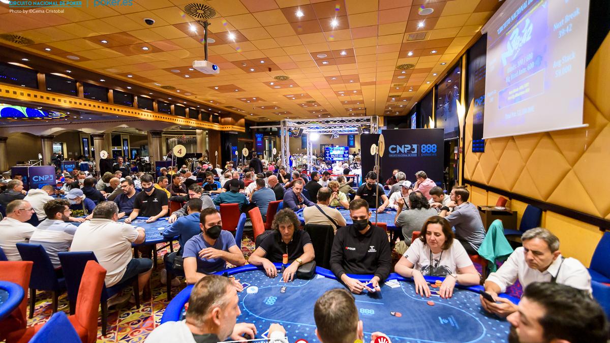 Israel Serrano, director del torneo, anuncia las últimas 3 manos del Día