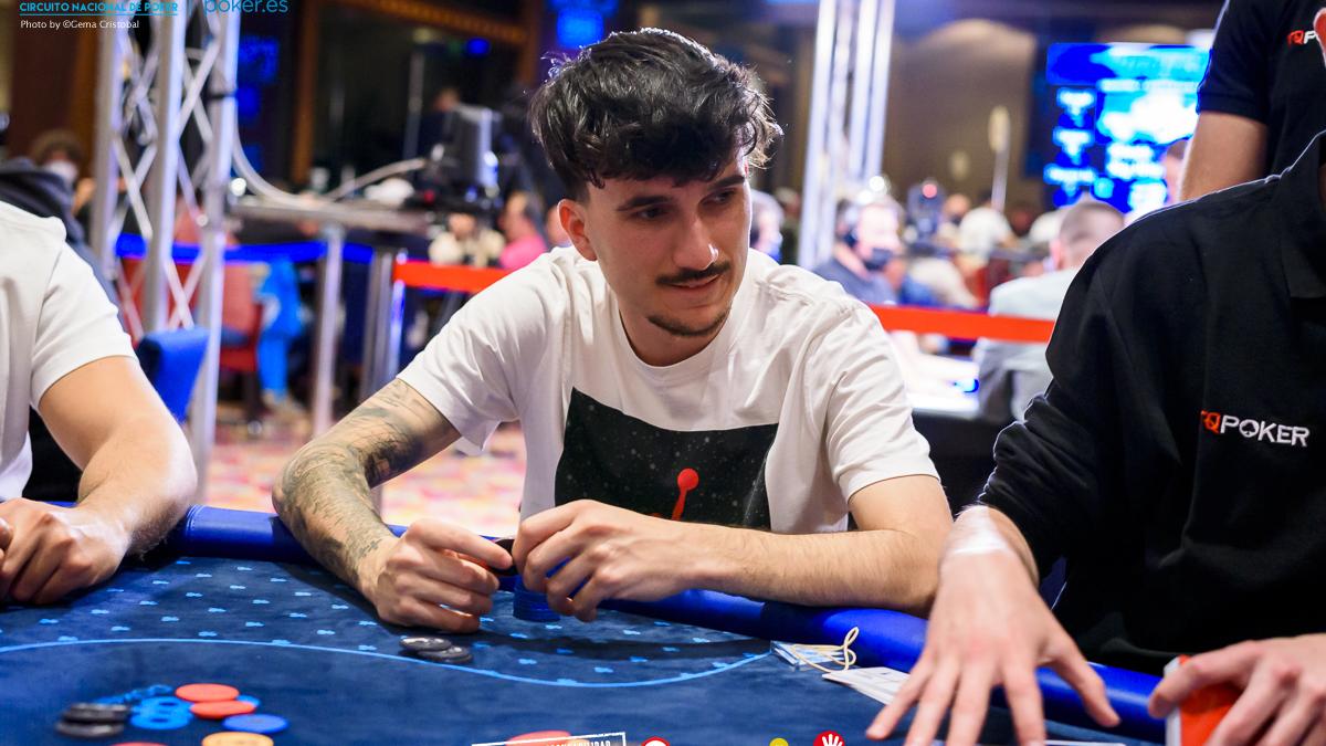 Jaime Pedraza gana un buen bote con las muy buenas, poker de cincos