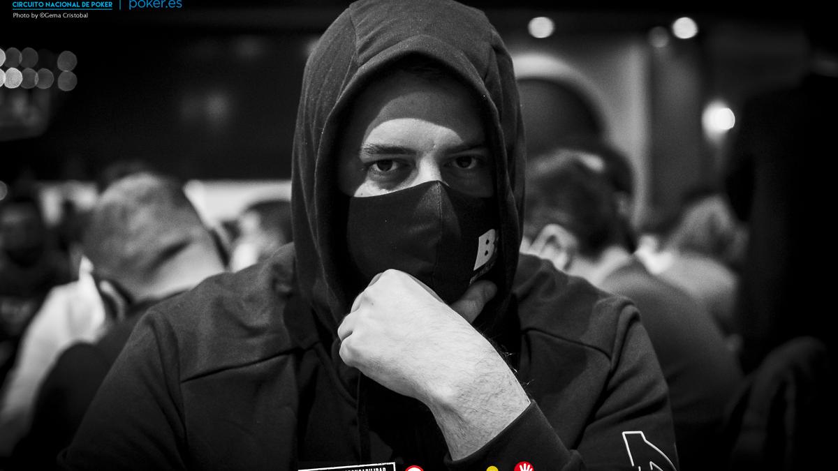 Carlos Sáez vuelve al stack inicial del Día 2, tras perder un flip de 80bb