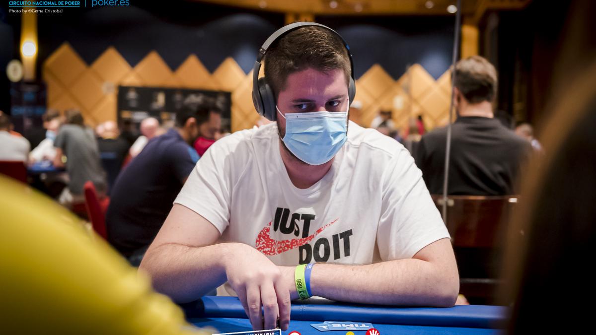 Carlos Sáez, sentado en las mesas del CNP888 Málaga