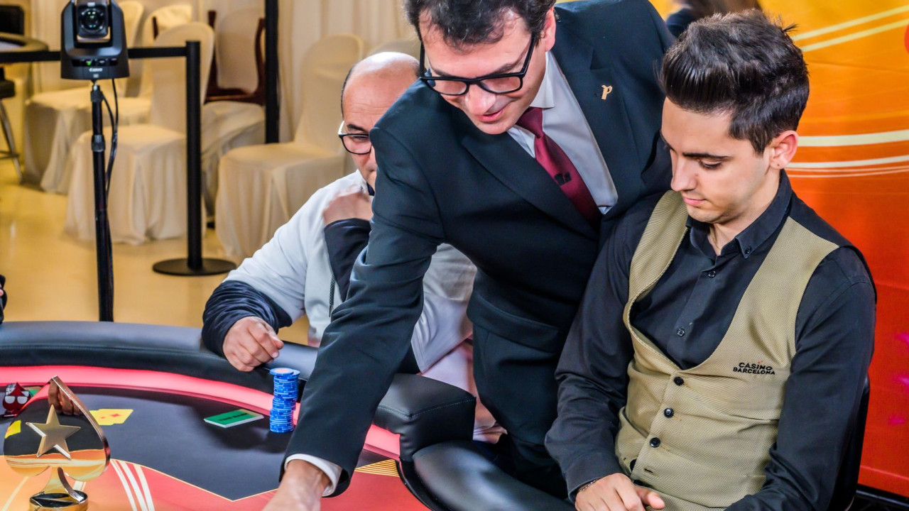 El Corte de Honor a cargo de Joan Felip, Poker Manager de Casino Peralada