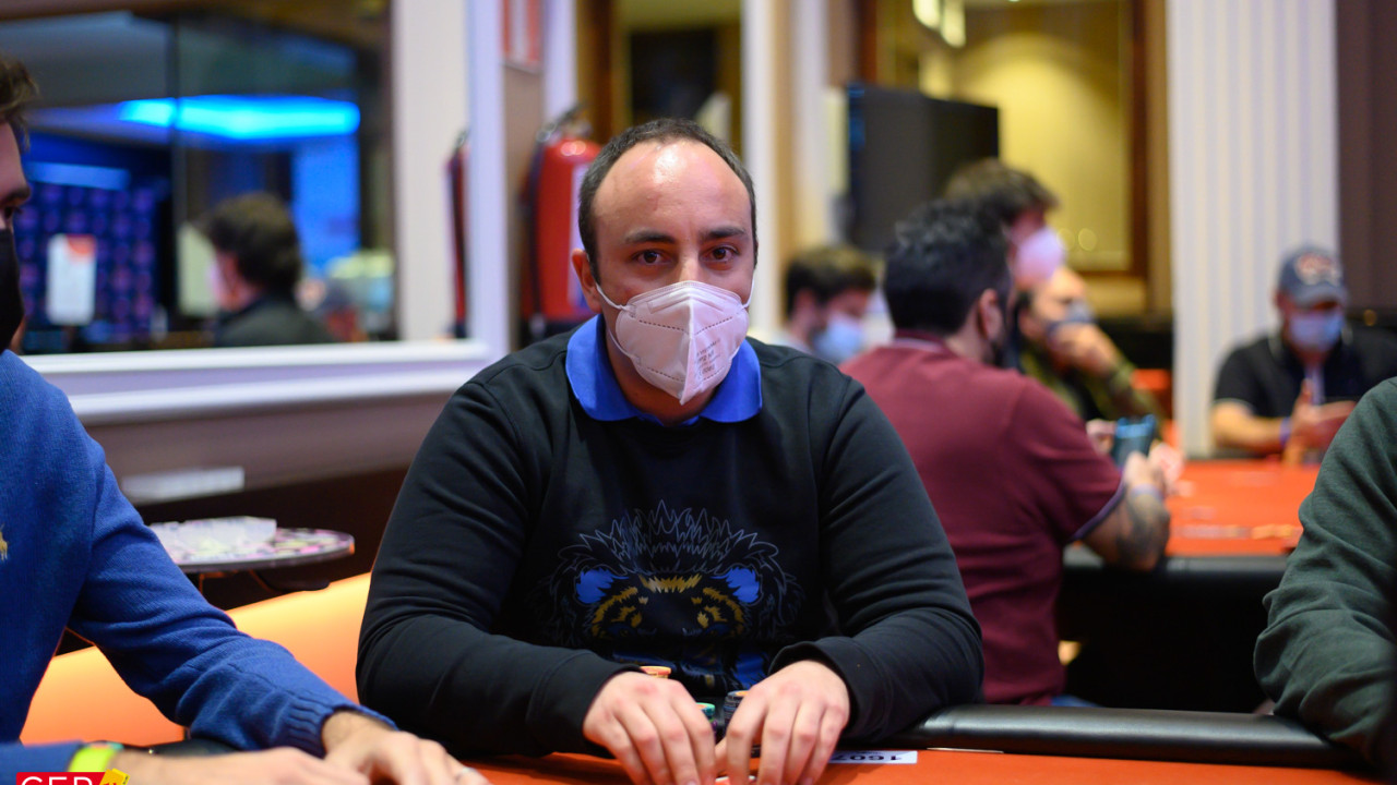 Romain Cherif se cobra la primera baja del torneo con un poker de sietes