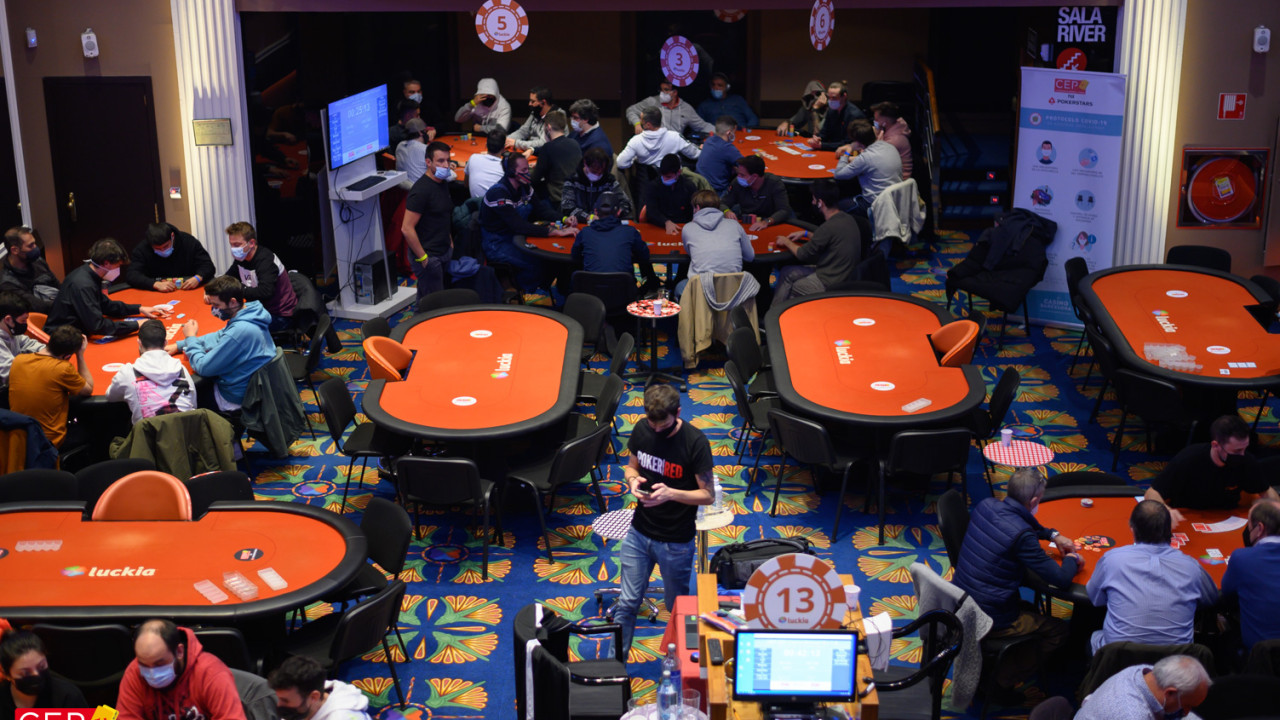 Último descanso de la jornada en el Main Event Día 1A