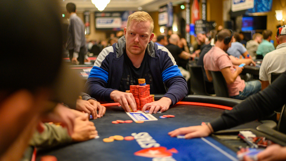 Thomas Lyngvang lidera a los 62 supervivientes
