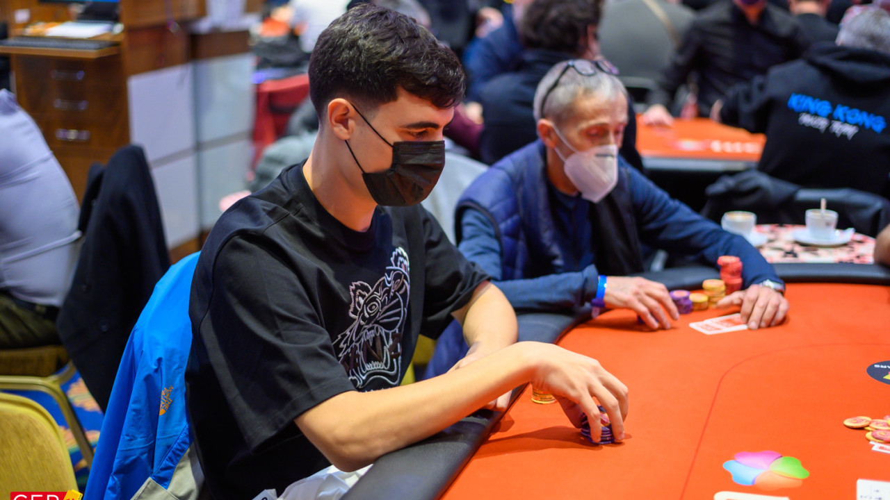 Javi Fernández liga una escalera que le permite seguir con vida en el torneo