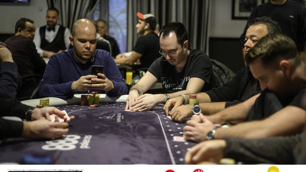 Kassouf vuelve con fuerza tras la cena y las empuja todas dentro