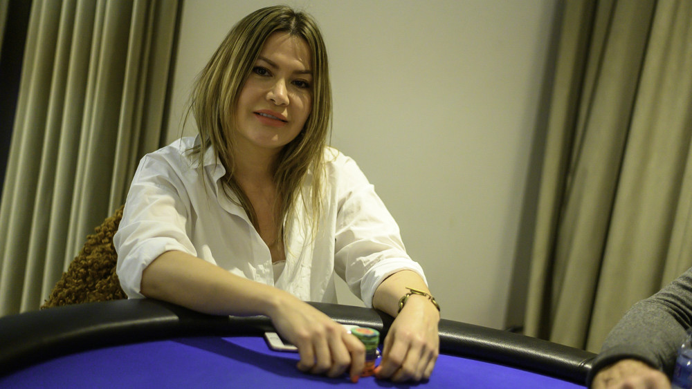 Mariela Blanco le pasa el rodillo a Juan Bastida 