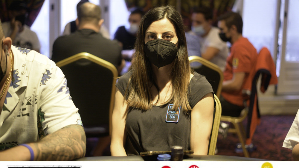 ¡Lucía Navarro cae eliminada en un triple all-in! 