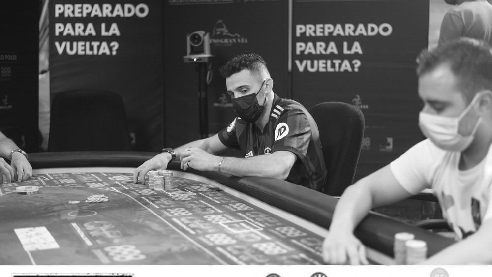 ¡Daniel Sosa cae en cuarta posición! ¡Estamos en 3-handed!