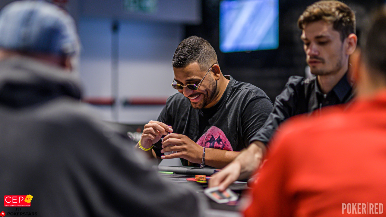 Estamos en el nivel 3 del Día 1A y ya tenemos una de las posibles manos del torneo, con Omar del Pino como protagonista
