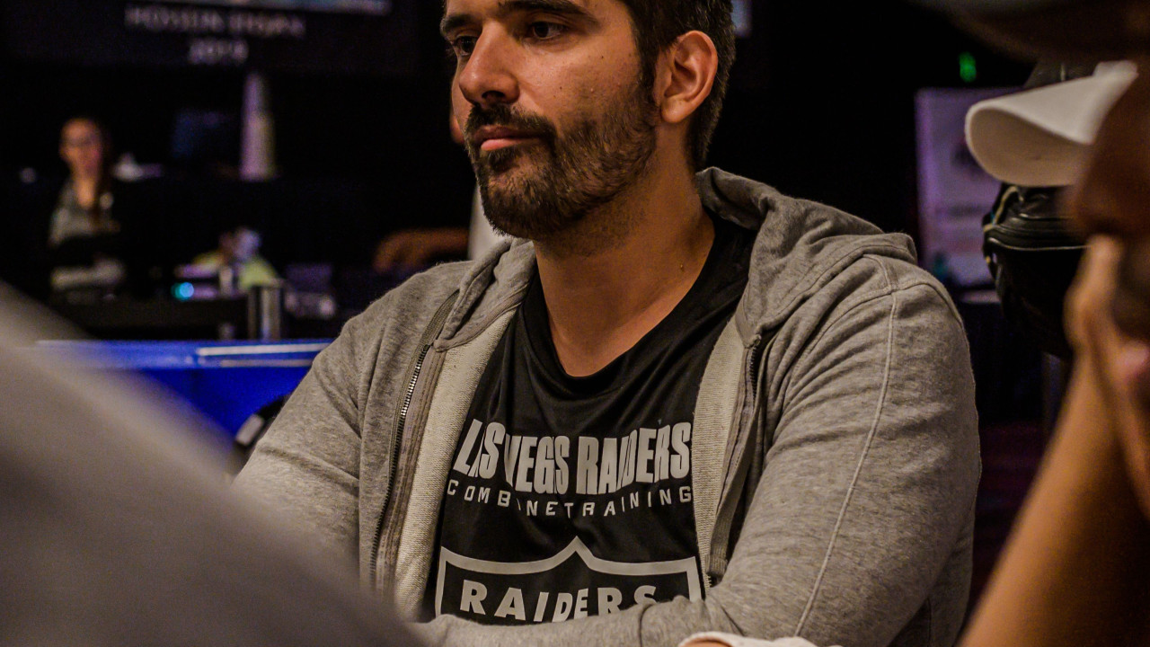 Tercera cornada para la armada, David Cabera cae eliminado del Main Event