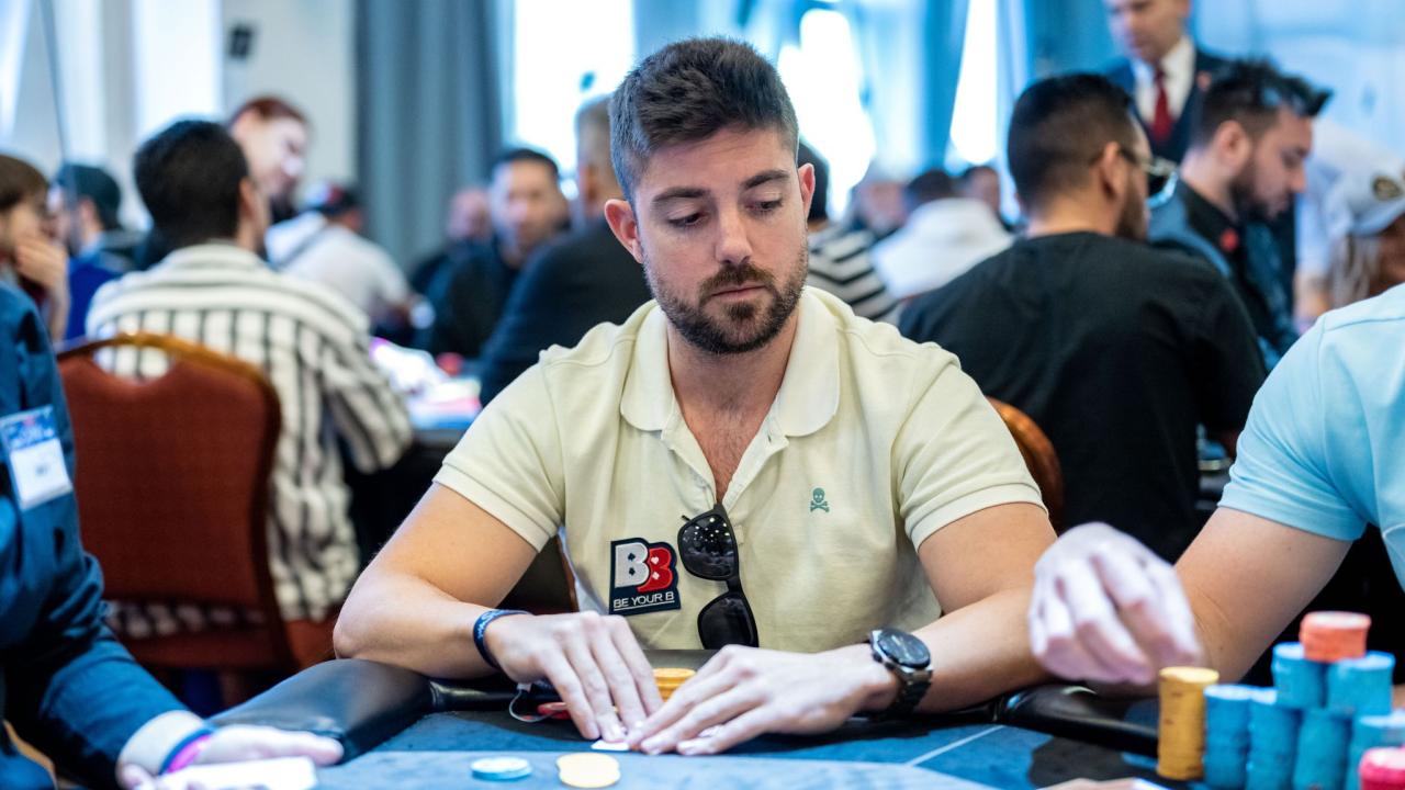 Álex Romero, triplicado en las primeras manos de la jornada