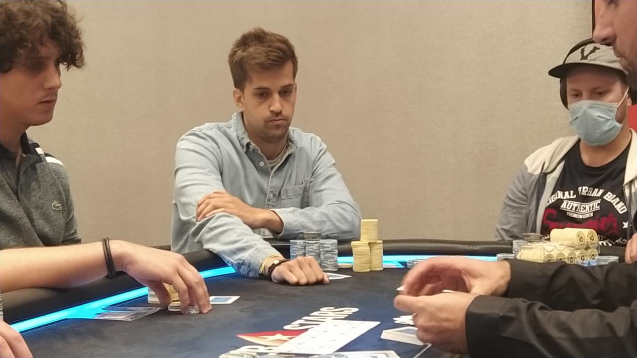 3 barriles de David Tovar, enseña el bluff y se va a cenar doblando la media