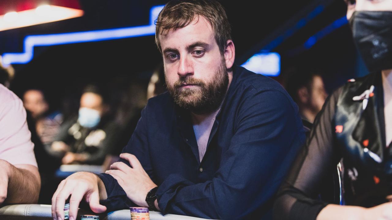 Javier Elorza empieza el Main Event crackeando ases