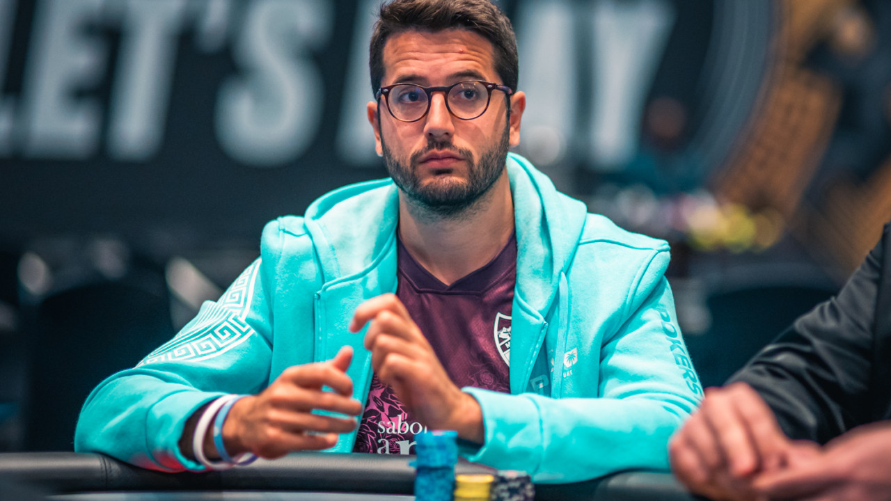 Juan Pardo atizando en su mesa. Ya tiene 149.000 puntos. 