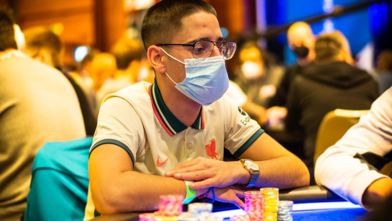 Marcos Cuesta recibe dos golpes preflop casi consecutivos