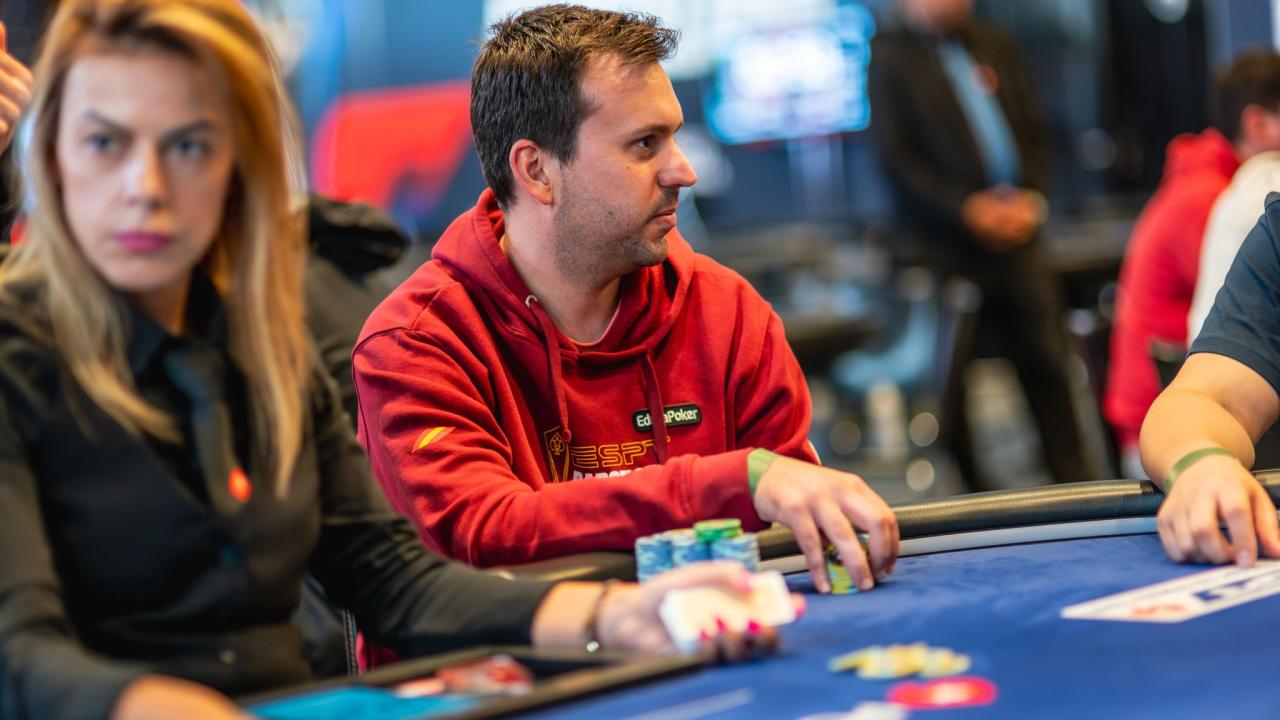 Bernat Capdevila consigue una vida extra en el Main Event EPT Barcelona 