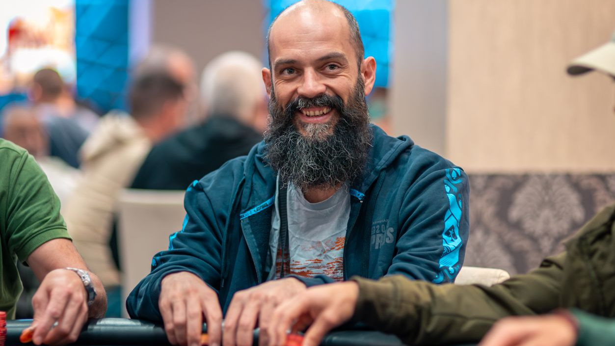 Sacamos la alfombra roja... ¡José González 'JoseEPT' hace acto de presencia en el CEP Sevilla!