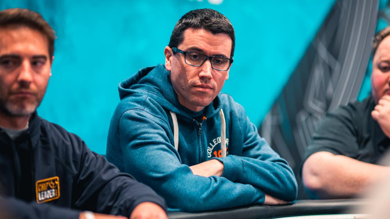 Rafael Carchano, nuestro jugador más short, se dobla nada más empezar