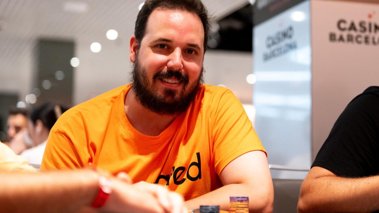 Víctor Aubeso, al rail cerca del cierre de registro