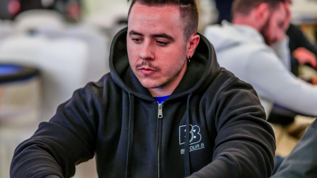Adrián Viñuela cae eliminado en un cooler postflop 