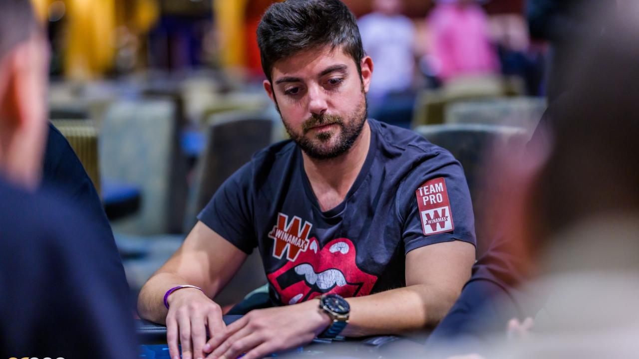 Álex Romero cae eliminado en la primera mano de la jornada