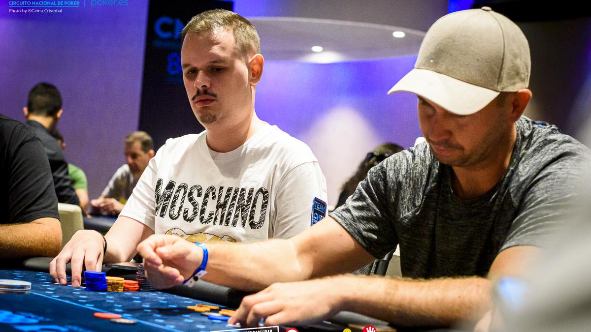 Víctor a la cena con hambre y fichas en su stack