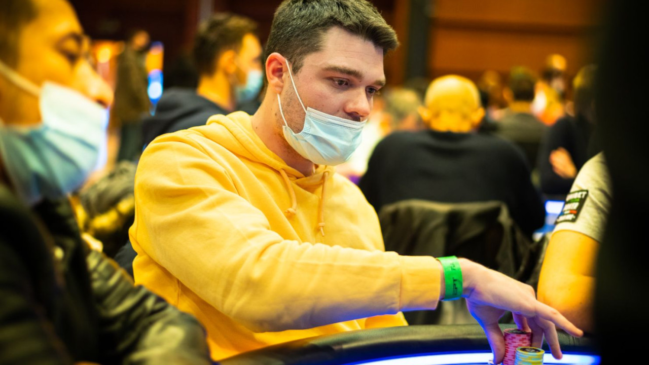 Abel Aspas comienza el Día 1B del Main Event con buen pie