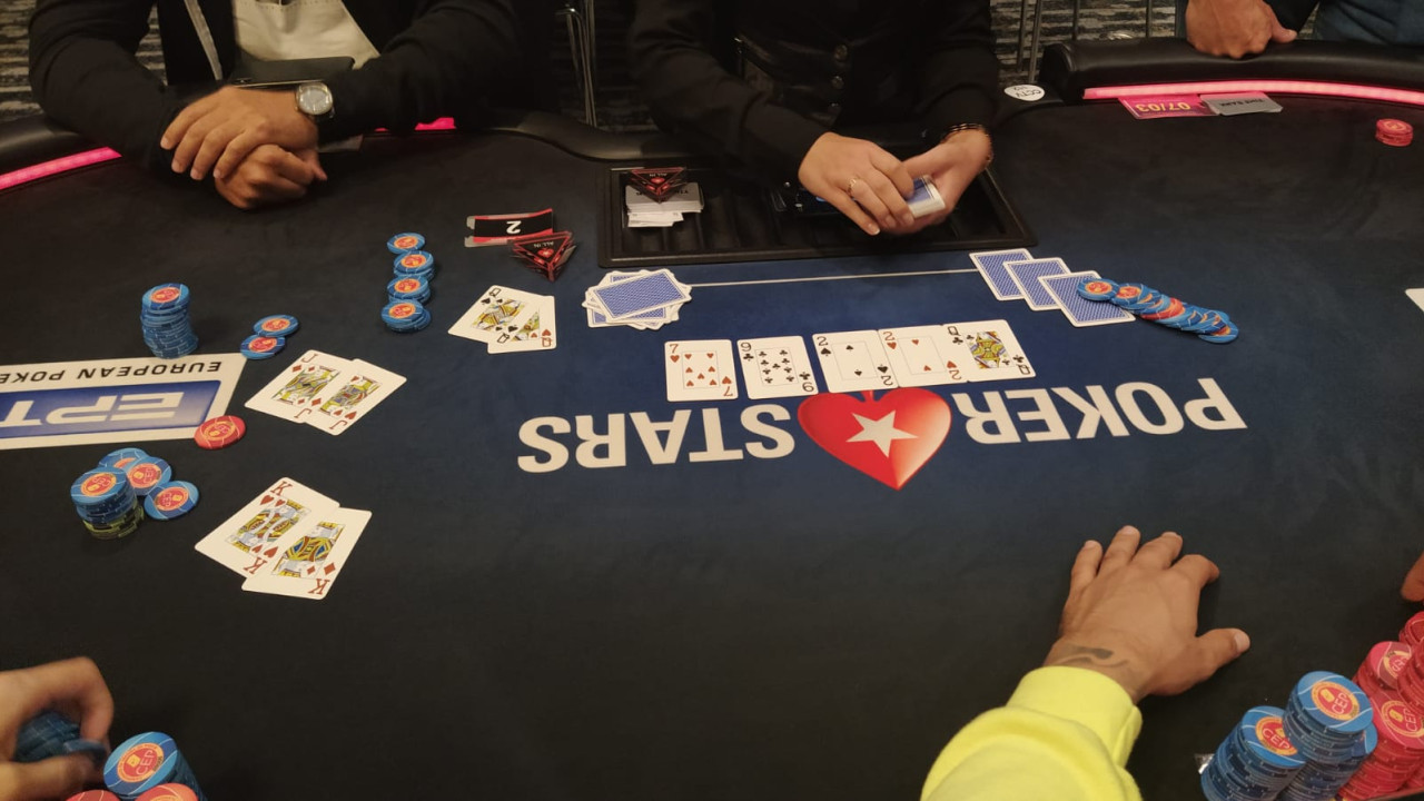 Triple all-in entre Thomas Lyngvang, Ruben Vara y Jean Koja