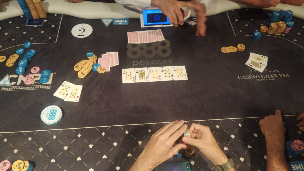Albert Martínez sube hasta casi 50 ciegas con poker de sietes...