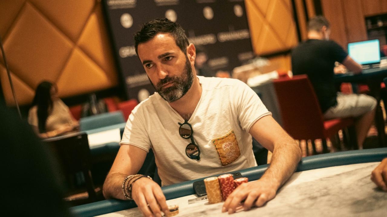 Yannick Garrigos sale malparado ante el chipleader de su mesa 